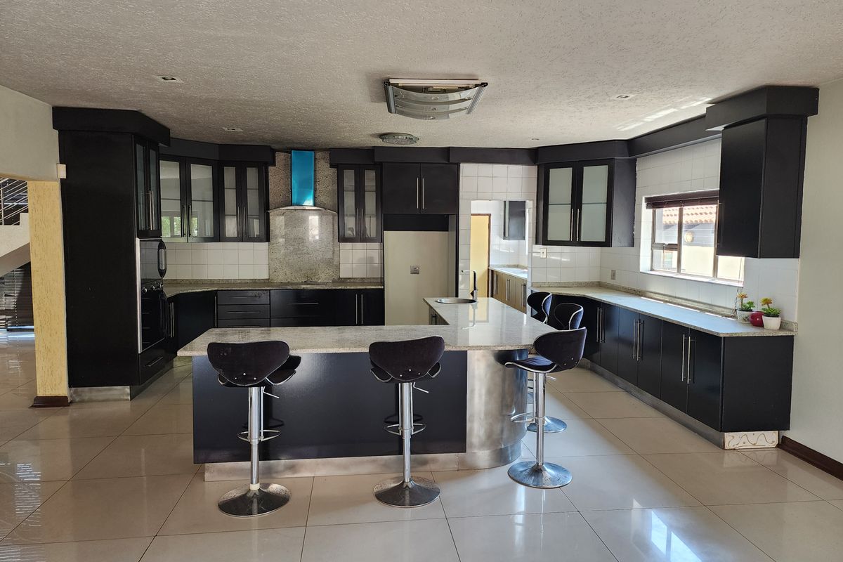 Elegant 5-Bedroom Double-Storey Family Home - Photo 3