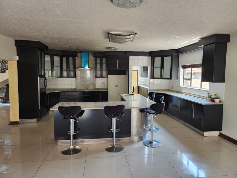 Elegant 5-Bedroom Double-Storey Family Home - Photo 3