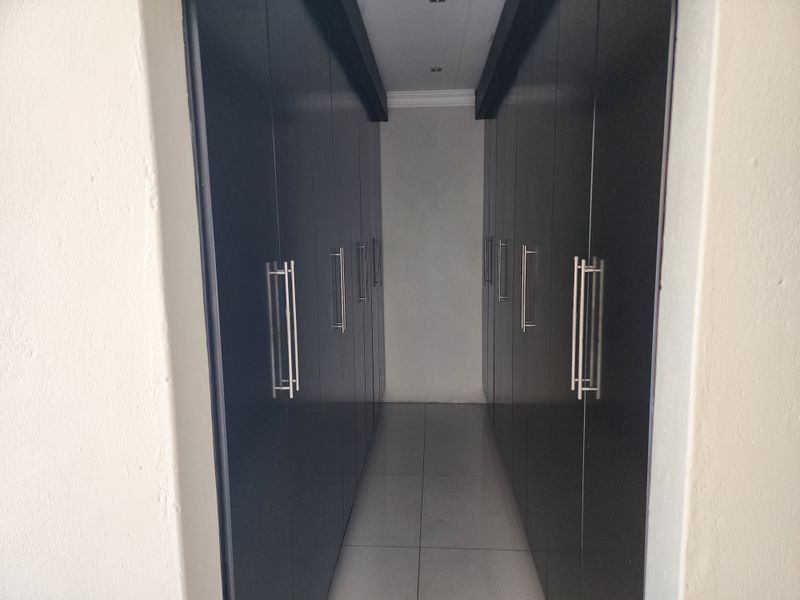 Elegant 5-Bedroom Double-Storey Family Home - Photo 10