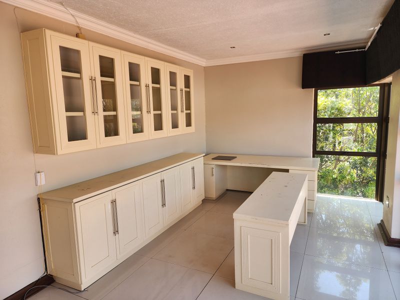 Elegant 5-Bedroom Double-Storey Family Home - Photo 8