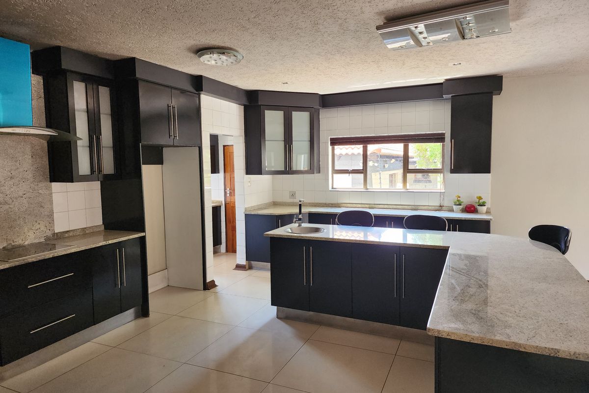 Elegant 5-Bedroom Double-Storey Family Home - Photo 4