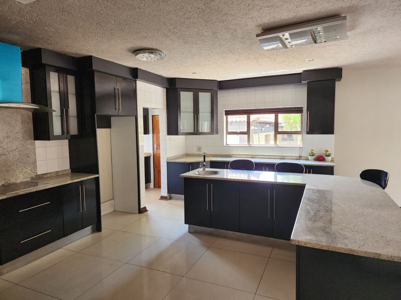 Elegant 5-Bedroom Double-Storey Family Home - Photo 4