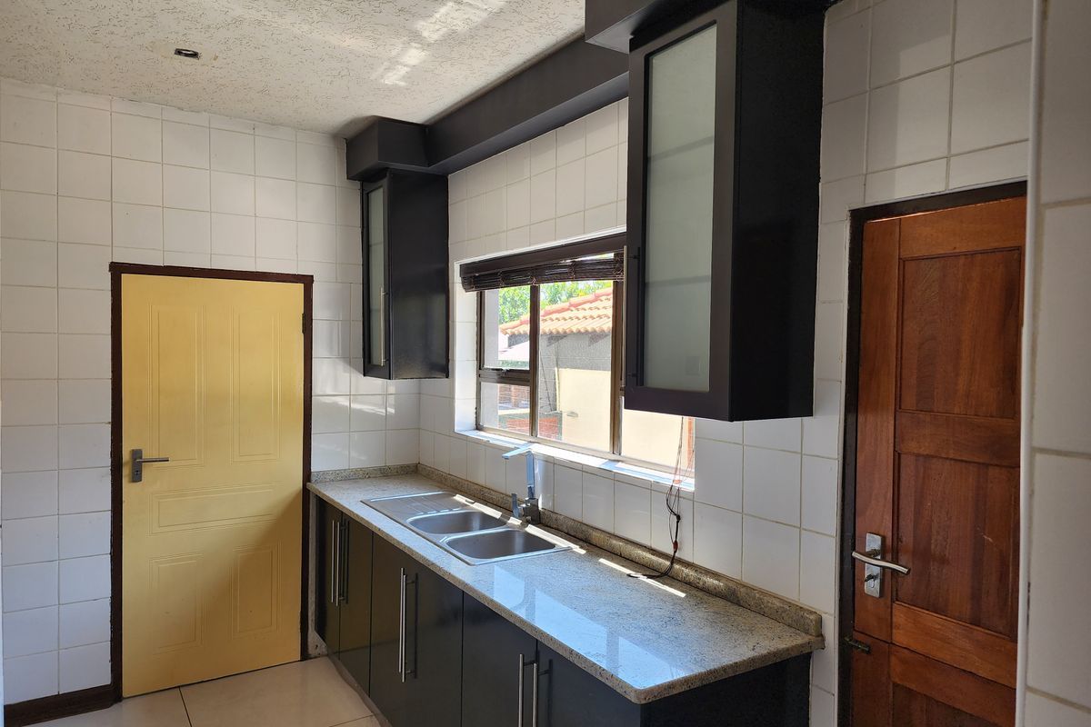 Elegant 5-Bedroom Double-Storey Family Home - Photo 5