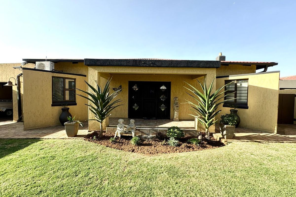 Modern 3 Bedroom House with 2 Flalets and Pool in Brenthurst - Photo 3