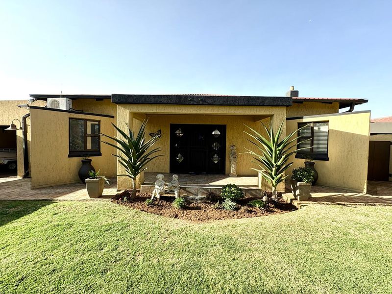 Modern 3 Bedroom House with 2 Flalets and Pool in Brenthurst - Photo 3