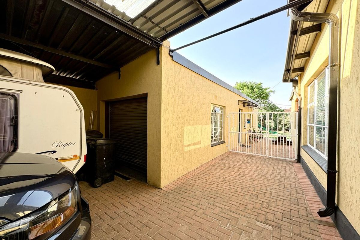 Modern 3 Bedroom House with 2 Flalets and Pool in Brenthurst - Photo 5