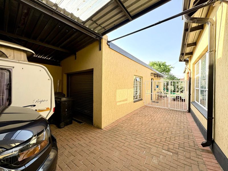 Modern 3 Bedroom House with 2 Flalets and Pool in Brenthurst - Photo 5