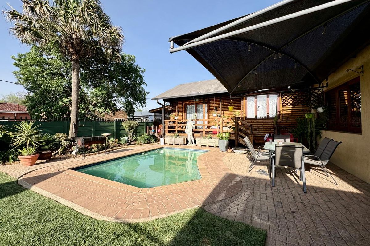 Modern 3 Bedroom House with 2 Flalets and Pool in Brenthurst - Photo 2