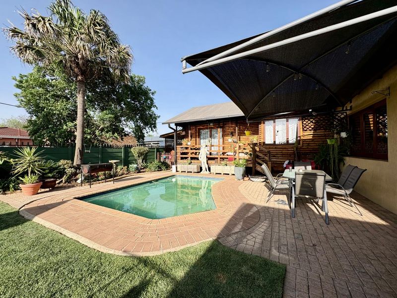 Modern 3 Bedroom House with 2 Flalets and Pool in Brenthurst - Photo 2