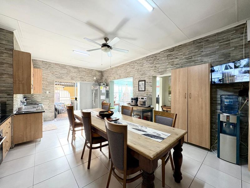 Modern 3 Bedroom House with 2 Flalets and Pool in Brenthurst - Photo 10