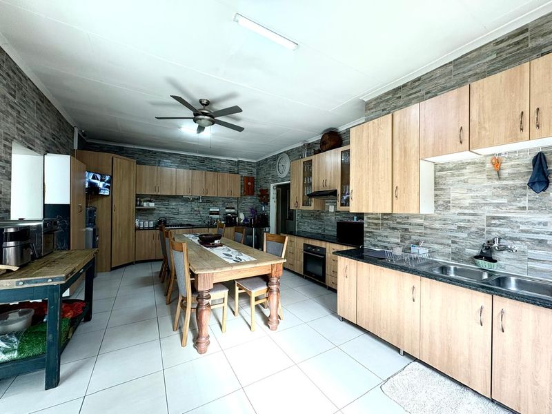Modern 3 Bedroom House with 2 Flalets and Pool in Brenthurst - Photo 9