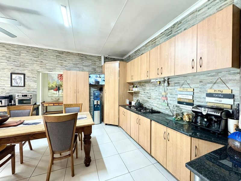 Modern 3 Bedroom House with 2 Flalets and Pool in Brenthurst - Photo 8