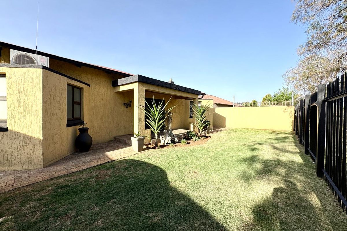 Modern 3 Bedroom House with 2 Flalets and Pool in Brenthurst - Photo 4