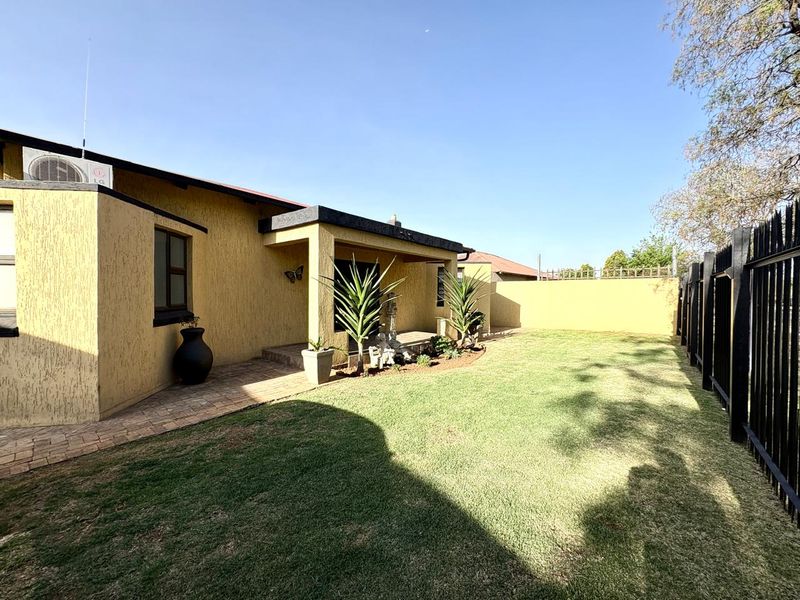 Modern 3 Bedroom House with 2 Flalets and Pool in Brenthurst - Photo 4