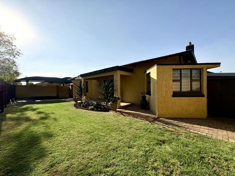Modern 3 Bedroom House with 2 Flalets and Pool in Brenthurst - Photo 6