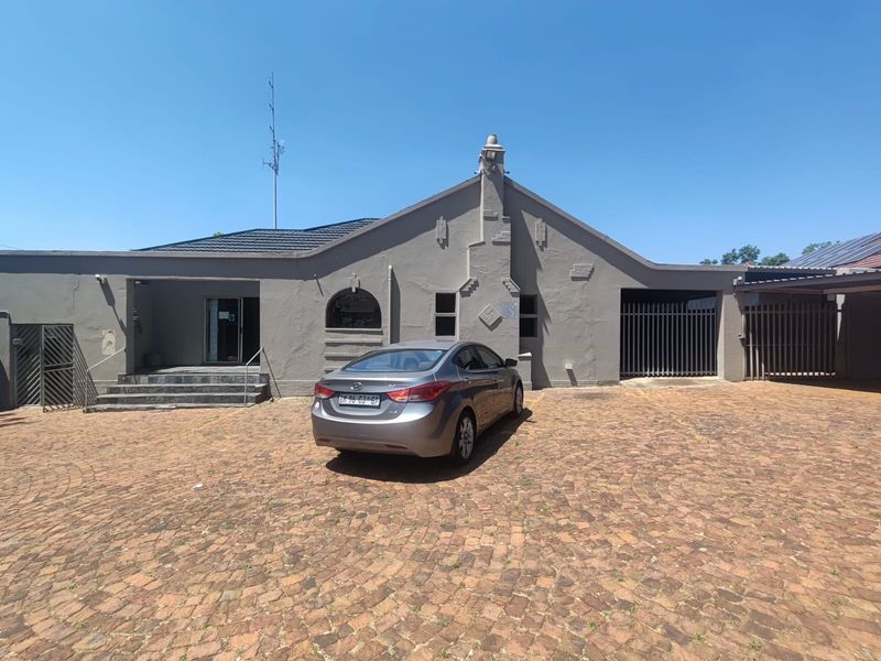 3 Bedroom House with 2 Bachelor Flats and Pool in Dalview NEEDS TLC - Photo 2