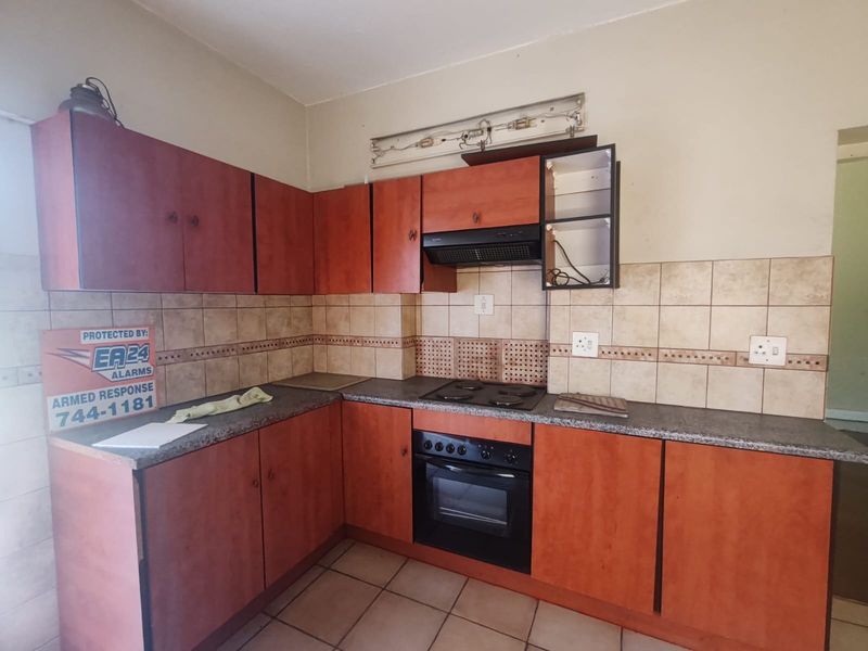 3 Bedroom House with 2 Bachelor Flats and Pool in Dalview NEEDS TLC - Photo 9