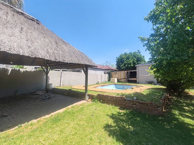 3 Bedroom House with 2 Bachelor Flats and Pool in Dalview NEEDS TLC - Photo 7