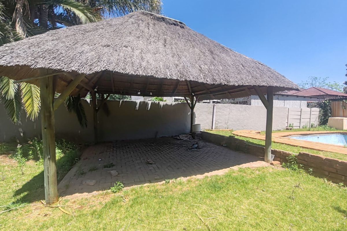 3 Bedroom House with 2 Bachelor Flats and Pool in Dalview NEEDS TLC - Photo 5