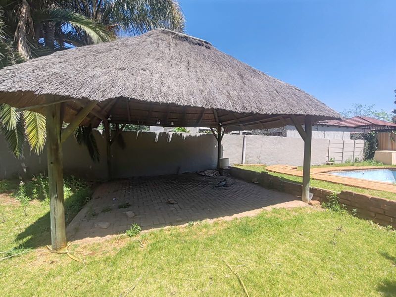 3 Bedroom House with 2 Bachelor Flats and Pool in Dalview NEEDS TLC - Photo 5