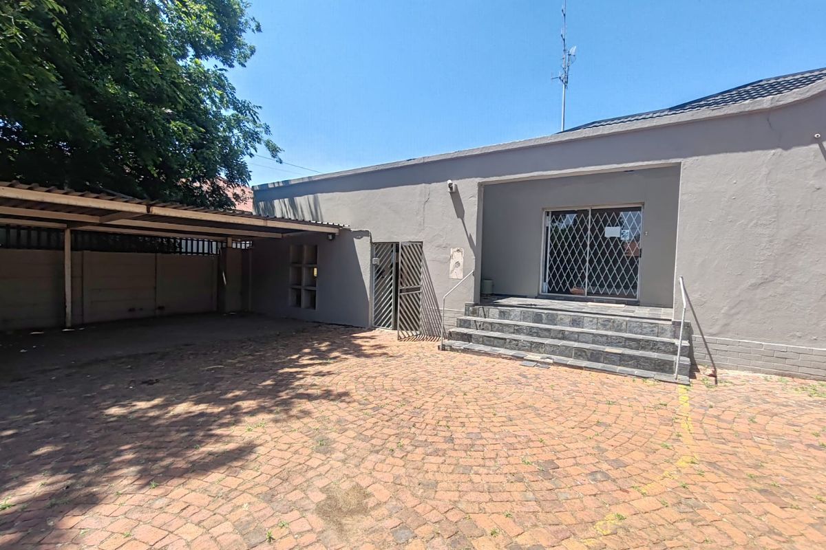 3 Bedroom House with 2 Bachelor Flats and Pool in Dalview NEEDS TLC - Photo 4