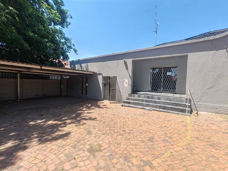 3 Bedroom House with 2 Bachelor Flats and Pool in Dalview NEEDS TLC - Photo 4