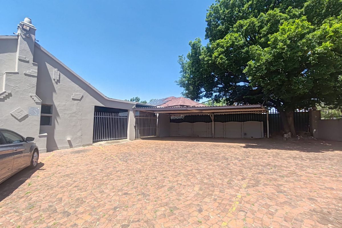 3 Bedroom House with 2 Bachelor Flats and Pool in Dalview NEEDS TLC - Photo 3