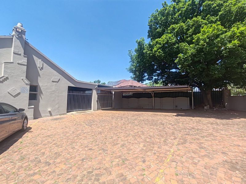 3 Bedroom House with 2 Bachelor Flats and Pool in Dalview NEEDS TLC - Photo 3