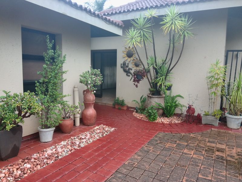 Charming Dam House for Sale! - Photo 2