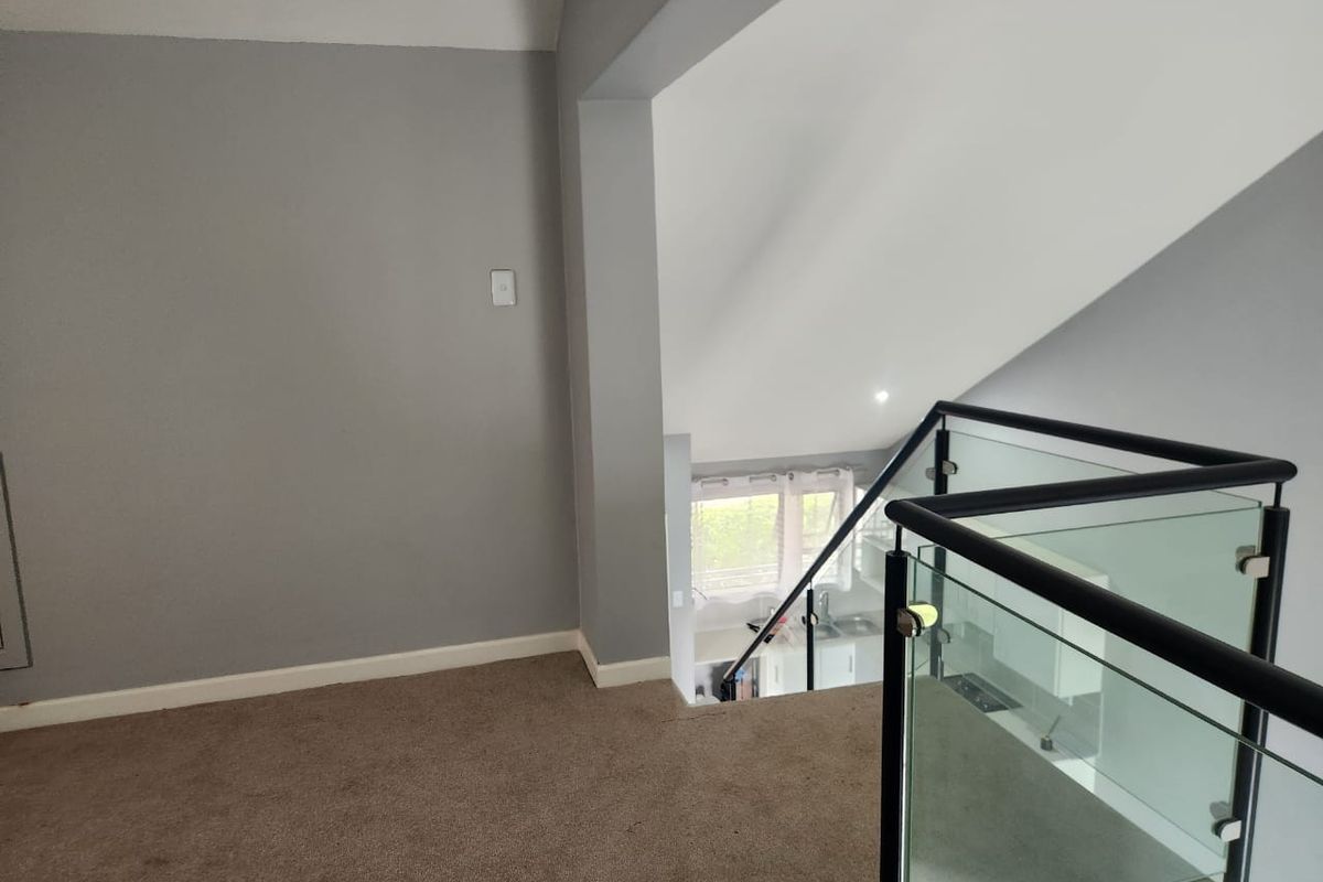 Modern  2 -Bedroom Loft Apartment Prime Location - Photo 3