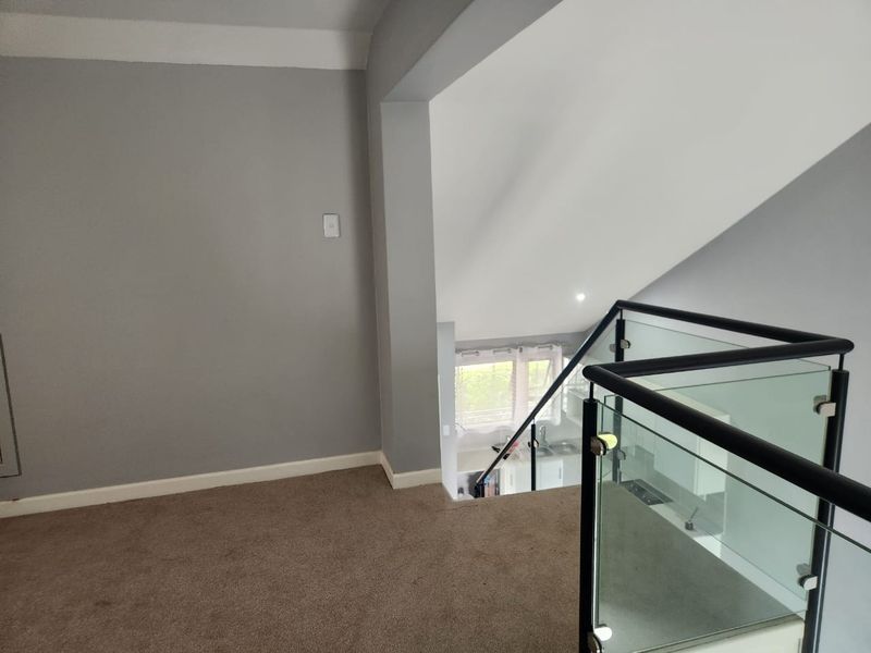 Modern  2 -Bedroom Loft Apartment Prime Location - Photo 3