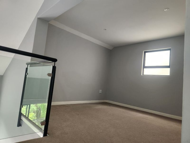 Modern  2 -Bedroom Loft Apartment Prime Location - Photo 2