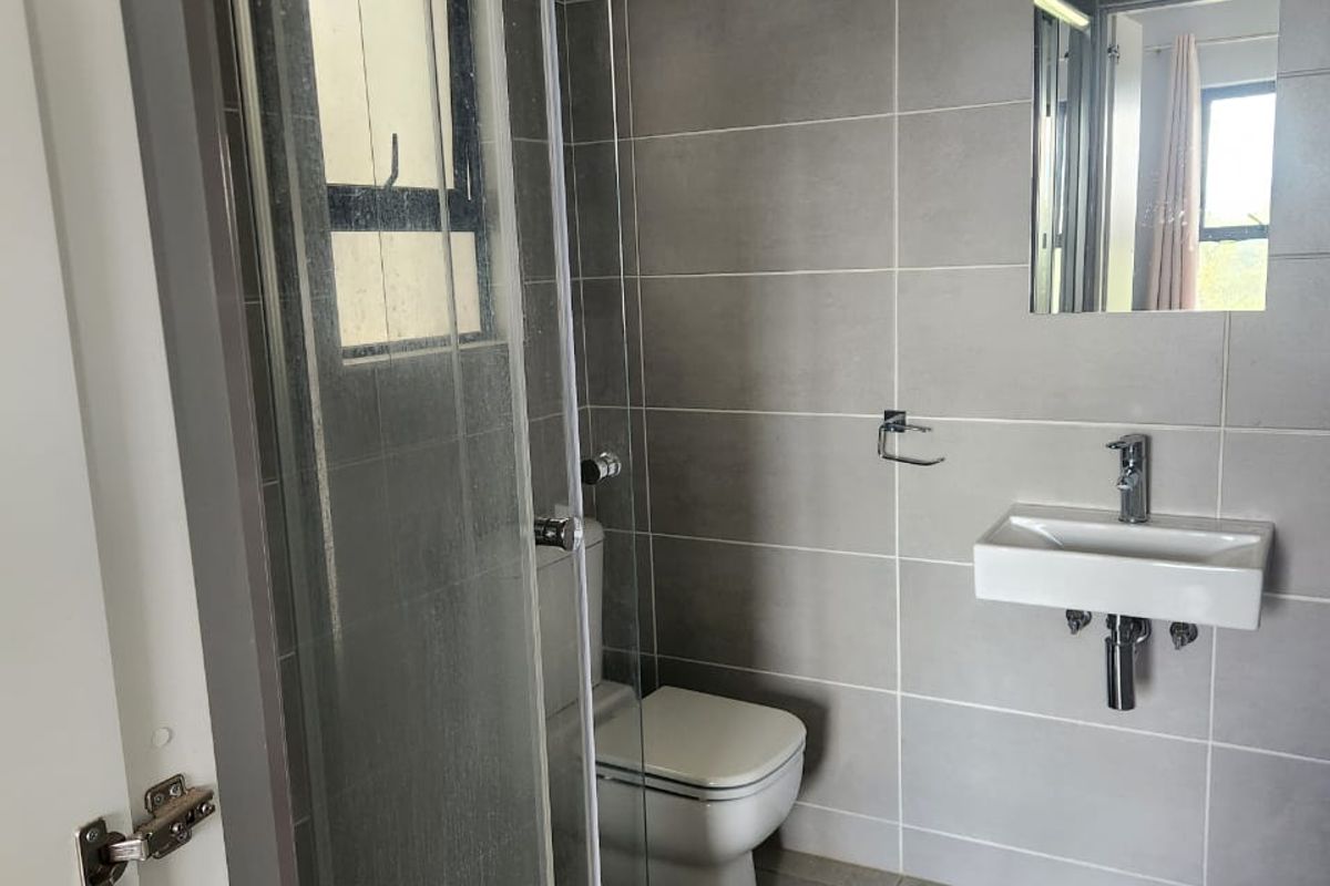 Modern  2 -Bedroom Loft Apartment Prime Location - Photo 5