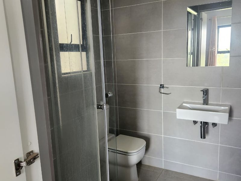 Modern  2 -Bedroom Loft Apartment Prime Location - Photo 5