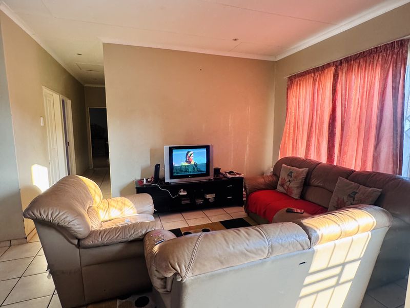 To Rent | Secure Living on a spacious corner stand in Clearwater Estate - Photo 7