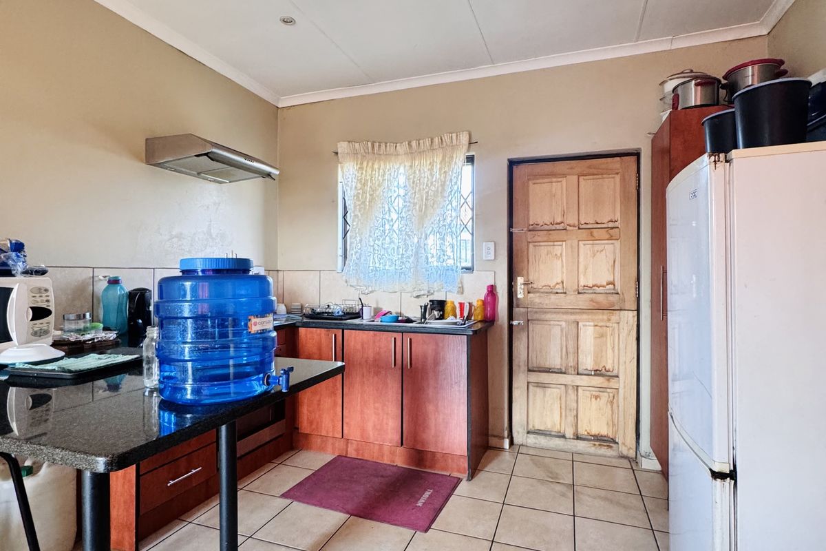 To Rent | Secure Living on a spacious corner stand in Clearwater Estate - Photo 3