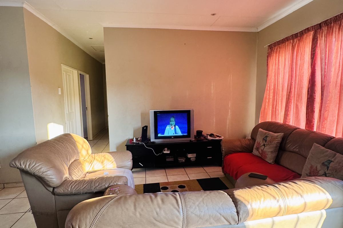 To Rent | Secure Living on a spacious corner stand in Clearwater Estate - Photo 2