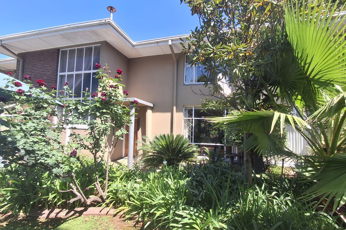 Amazing Duplex on the Klip River with Fishing access... Stunning views and Immaculately kept.. - Photo 3