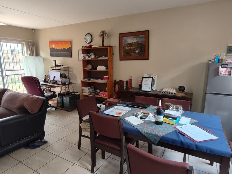 Spacious 2 Bedroom Duplex in Annlin - Photo 10