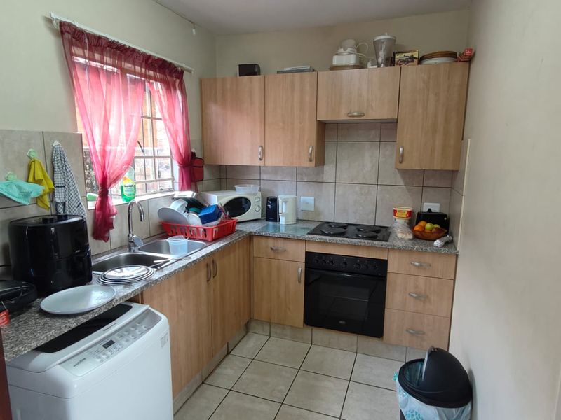 Spacious 2 Bedroom Duplex in Annlin - Photo 3