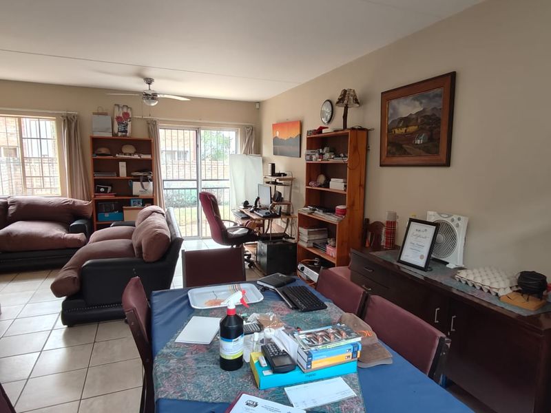 Spacious 2 Bedroom Duplex in Annlin - Photo 8