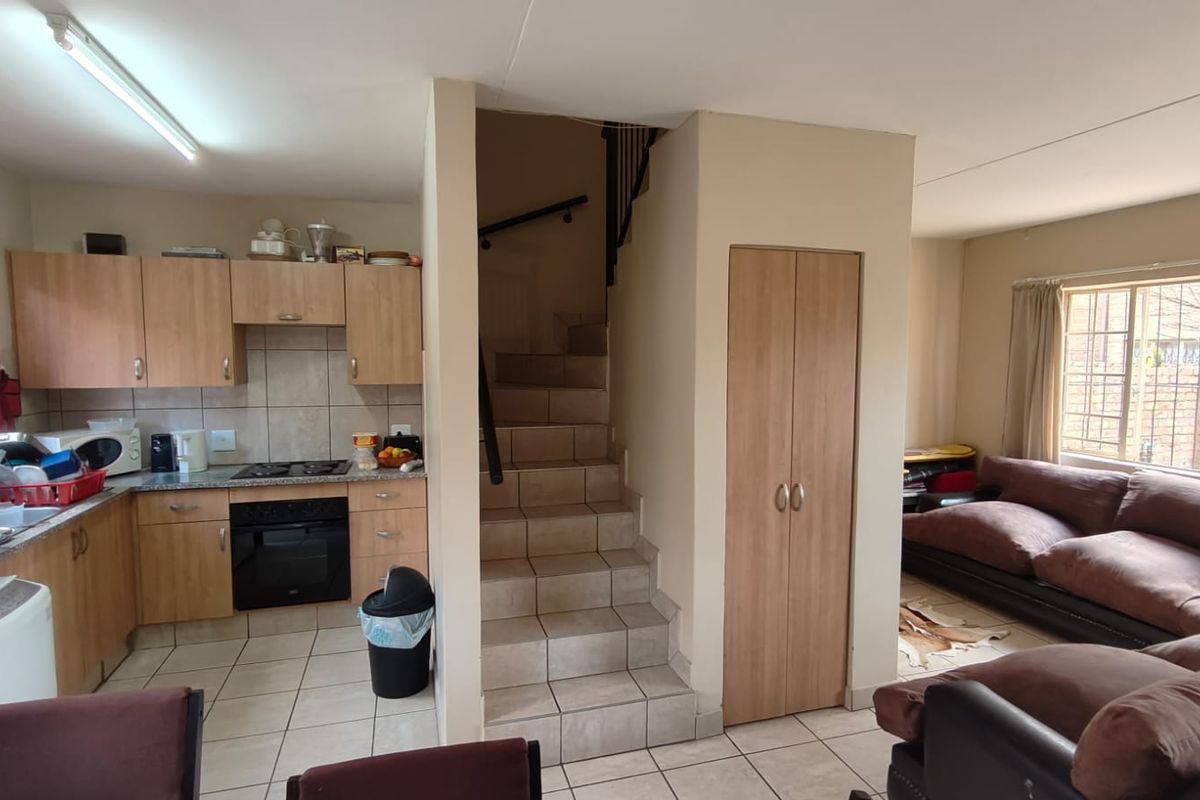 Spacious 2 Bedroom Duplex in Annlin - Photo 2