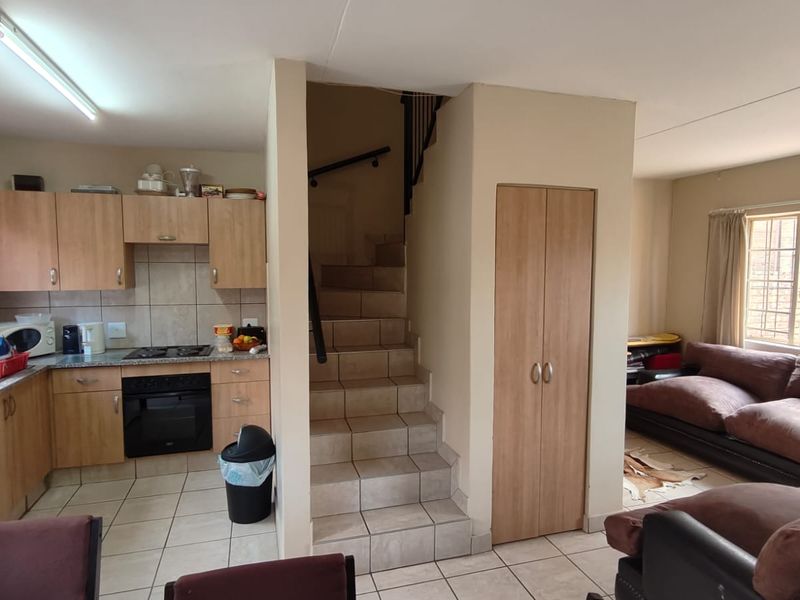 Spacious 2 Bedroom Duplex in Annlin - Photo 2