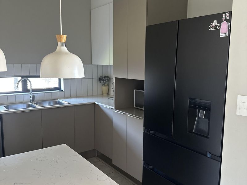 Luxury Living in a Secure and Prestigious Estate. - Photo 3