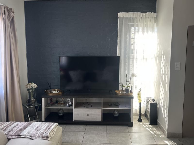 Luxury Living in a Secure and Prestigious Estate. - Photo 9