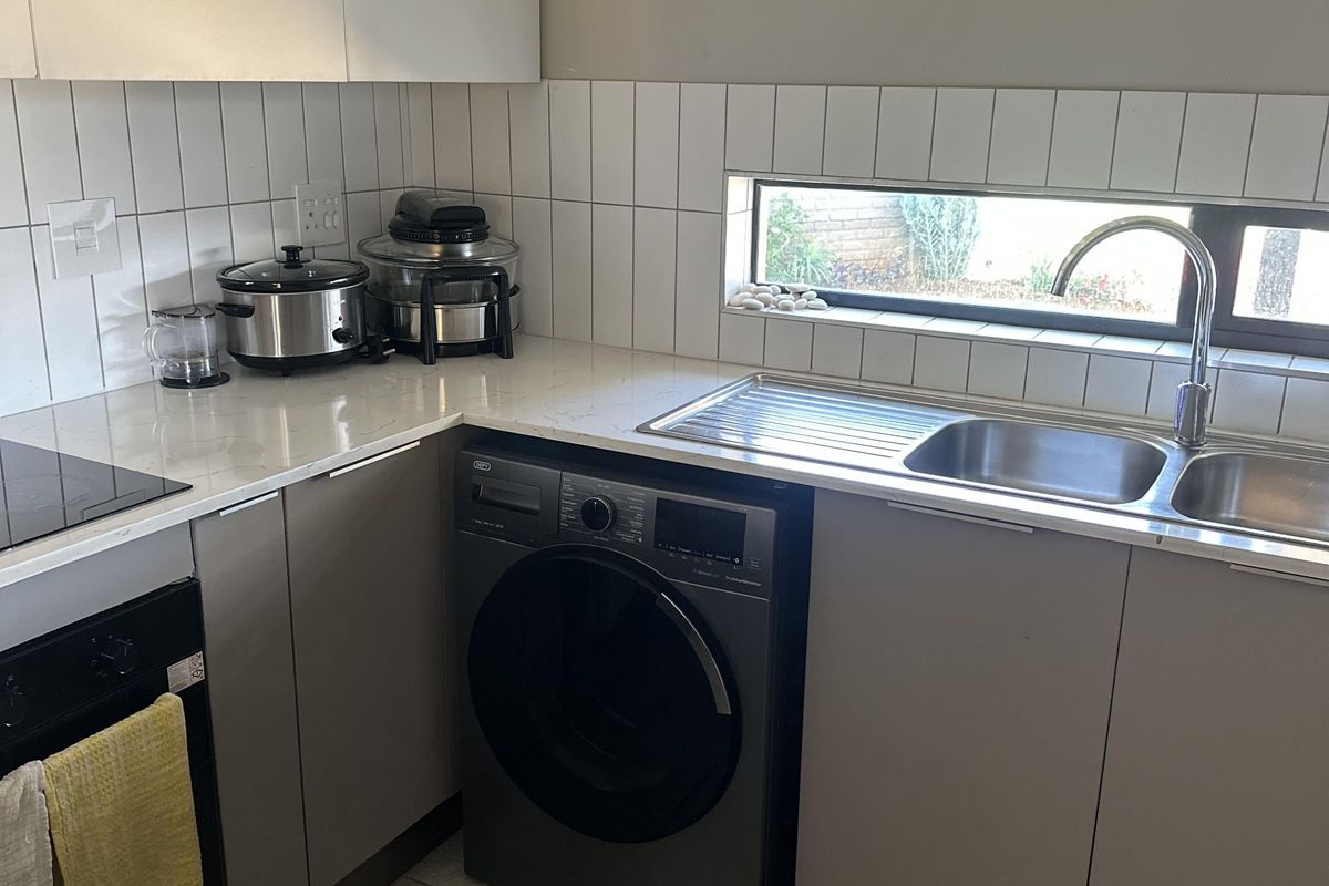 Luxury Living in a Secure and Prestigious Estate. - Photo 4