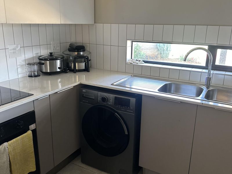 Luxury Living in a Secure and Prestigious Estate. - Photo 4