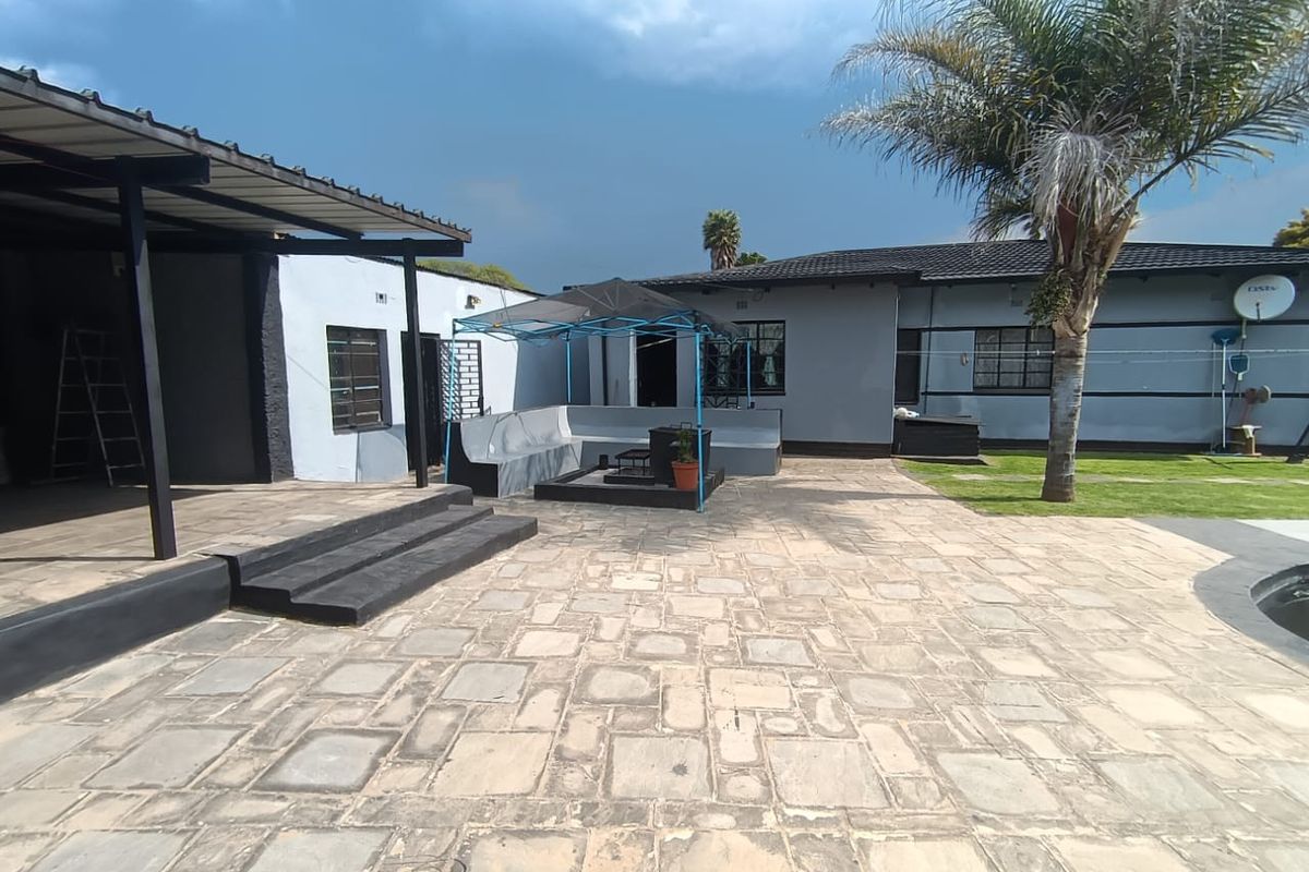 Perfectly Located Home in Dalview with Granny Flat - Photo 2