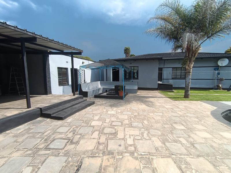 Perfectly Located Home in Dalview with Granny Flat - Photo 2