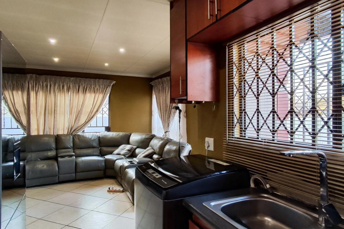 Modern 3-Bedroom Family Home for Sale in Dawn Park Ext 42, Boksburg - Photo 5